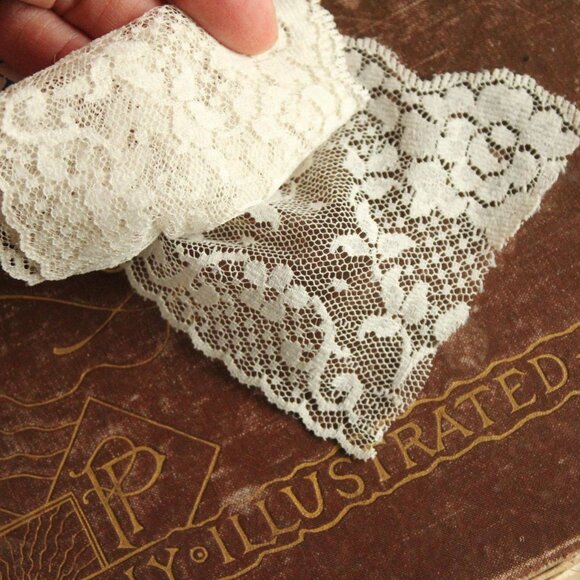 Vintage 1970s Wide Lace Trim, NOS Pale Beige Taupe Nylon 3.5" Wide, One Yard - Picture 6 of 11
